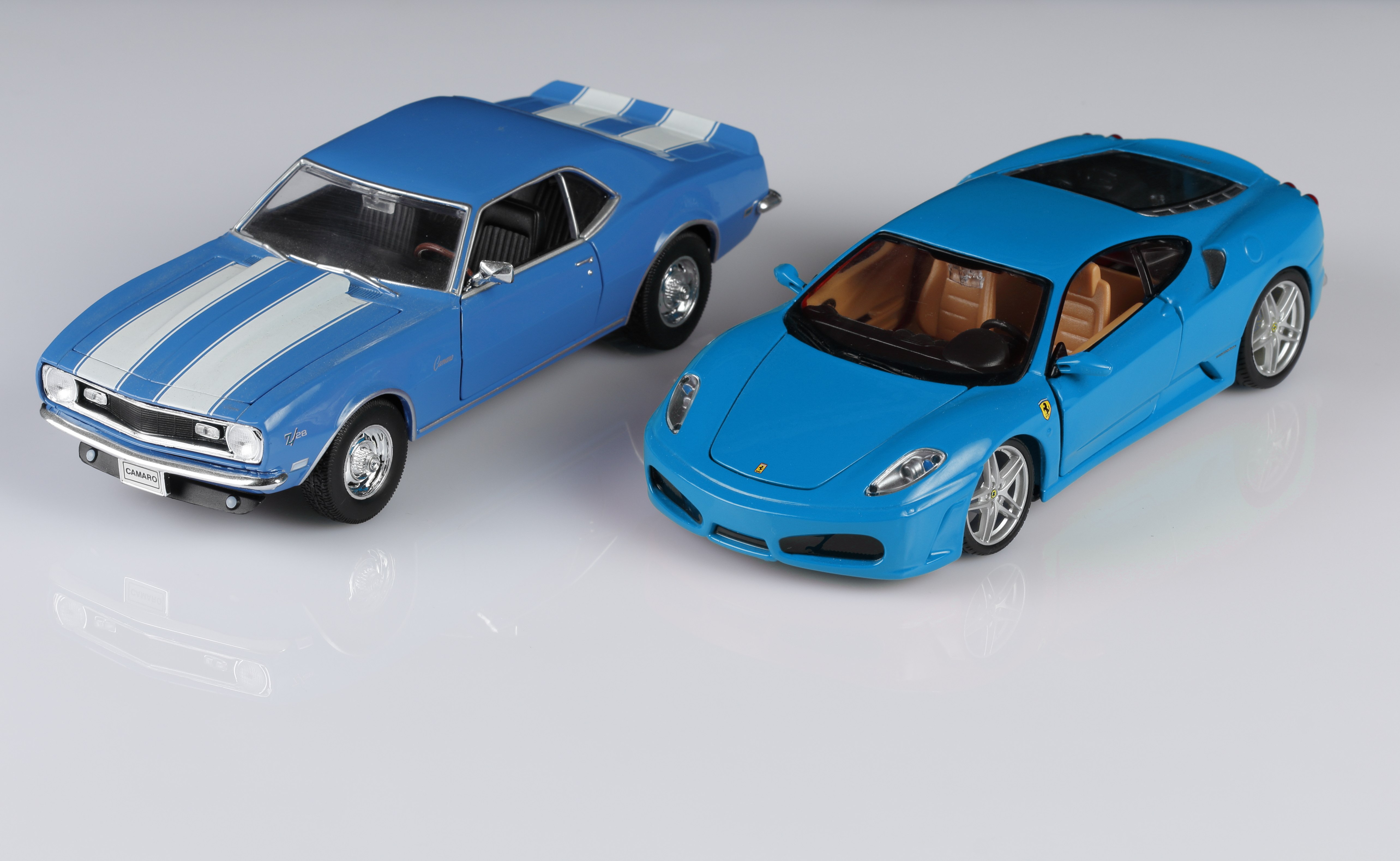 Risultato finale del fotoritocco! Una Ferrari ed una Camaro dello stesso colore.