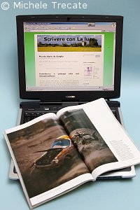Il notebook dell'autore del messaggio con sopra una copia della rivista National Geographic aperta alla pagina in cui si trova una foto realizzata da David Burnett