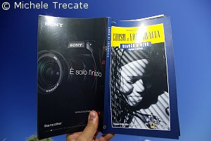 Sony è un'azienda che investe molto in pubblicità: nella foto il manuale del National Geographic con la pubblicità della nuova reflex digitale della Sony